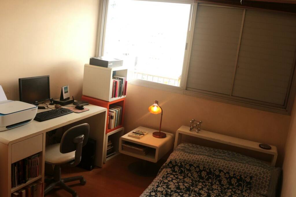 Quarto com computador e wi fi