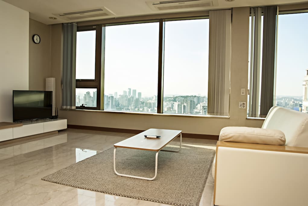 Living room to gather with friends, watch TV and enjoy the magnificent Han River view