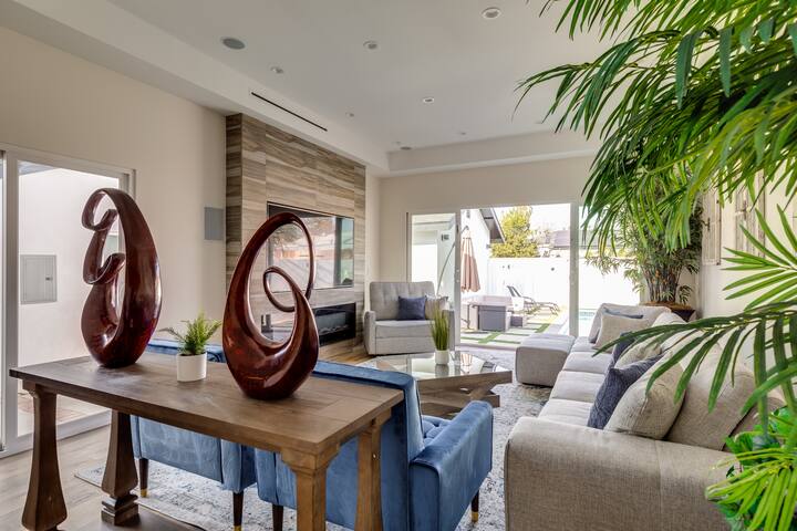 Los Angeles villa with a pool gallery image 5