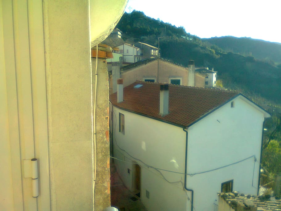 Vista del Monte Airola e della via Costa, dalla loggetta