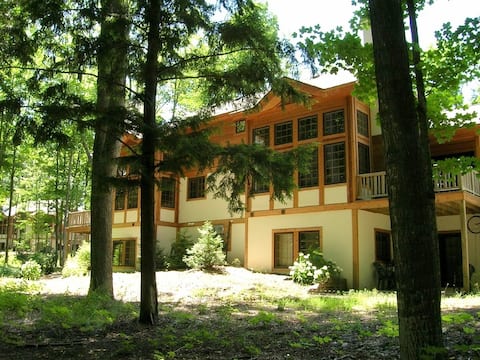 BOYNE MOUNTAIN DISCIPLES VILLAGE CONDO SLEEPS 16