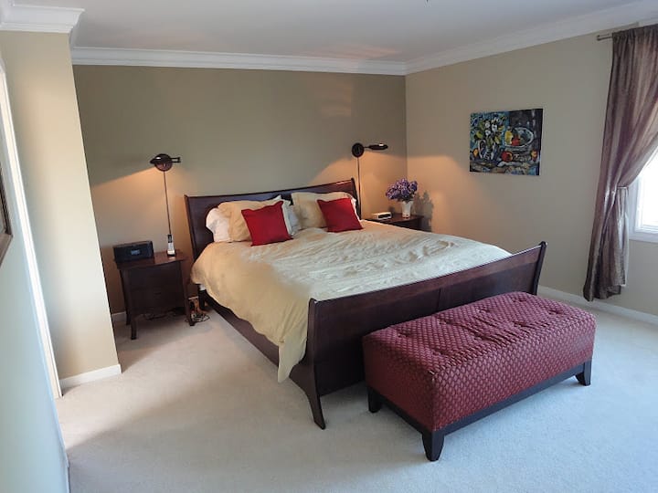 主卧套房-宽敞，可欣赏部分海湾景观。 