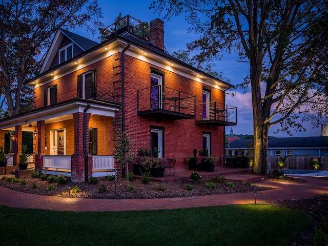 Luxury Manison 2 blocks from DWNTN Asheville