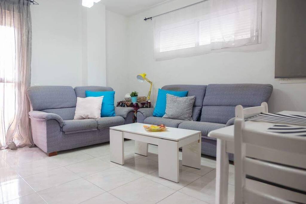 Salón comedor con balcón