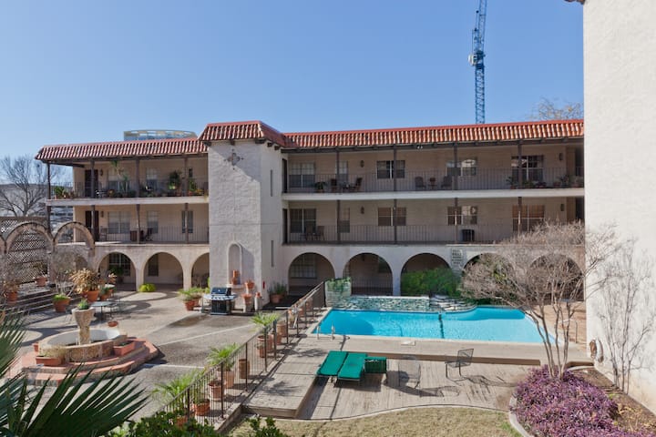 Downtown Austin 1 Bedroom Condo - Austin, TX