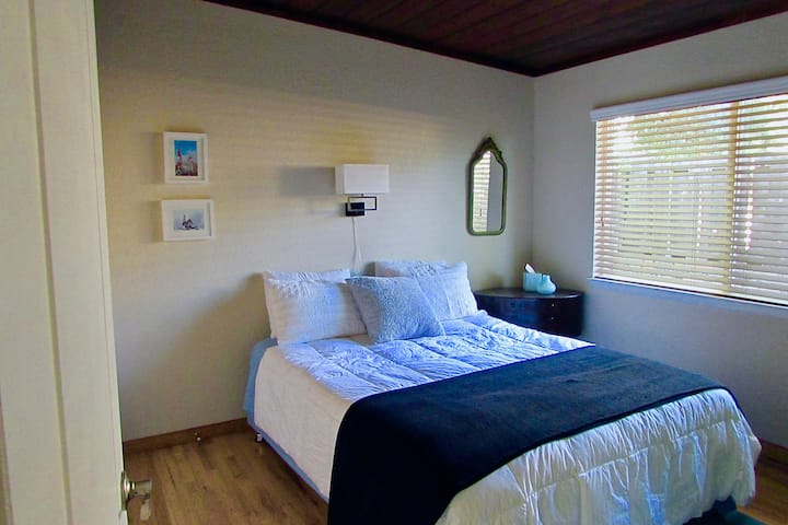 Mirna druga spavaća soba s novim madracem od memorijske pjene i savršenim jastucima.