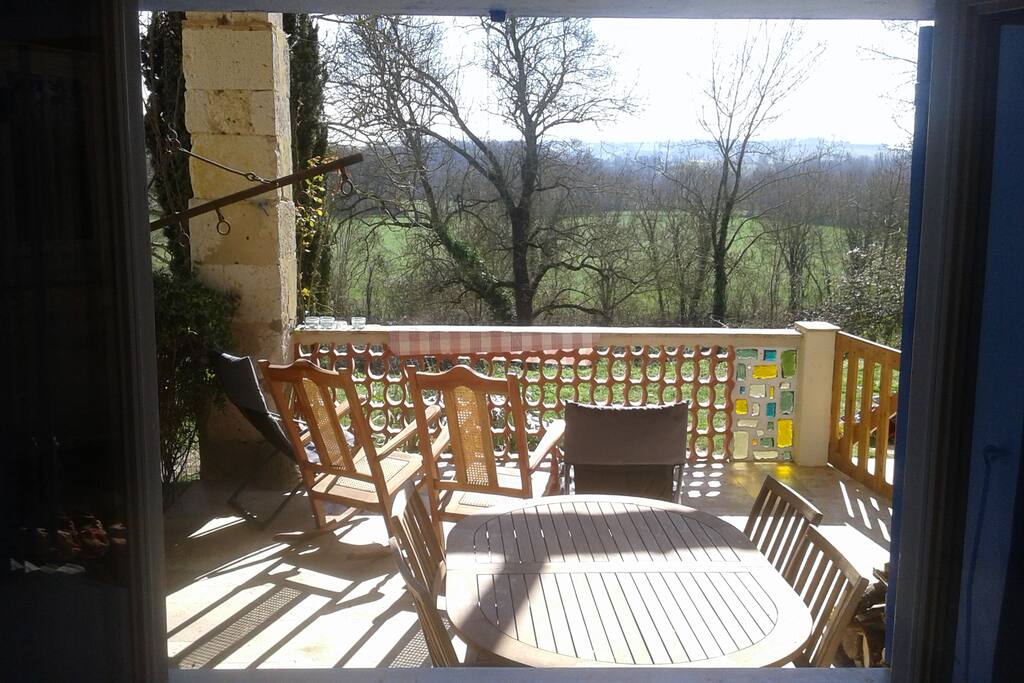 La terrasse est bien abritée des intempéries, pluie et soleil d'été, vue de la chambre du RDC en février 2018