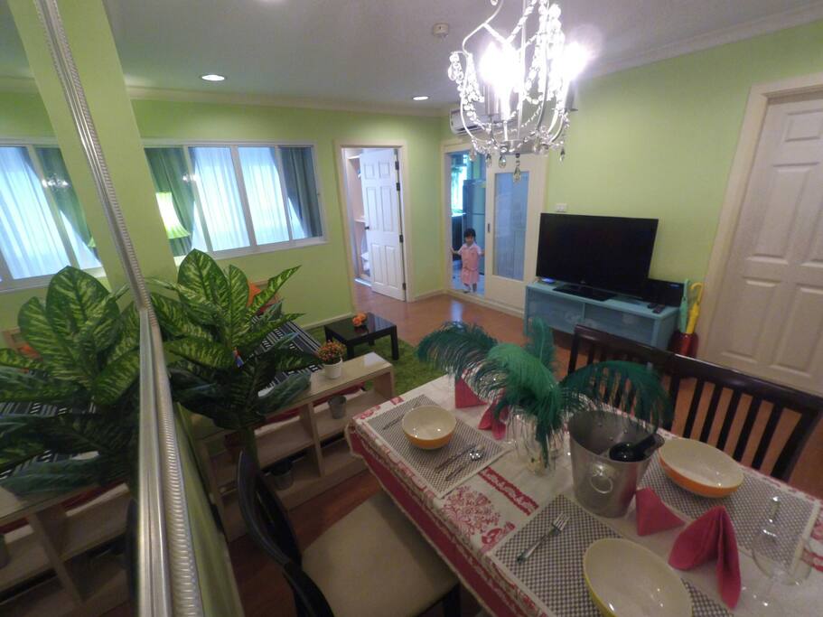LUXURY, FUN, CHIC, CHARMINGLY DECORATED LIVING ROOM
