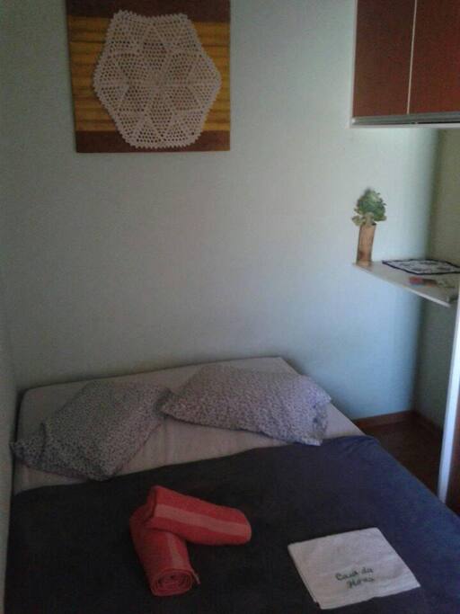 Quarto privativo com banheiro compartilhado