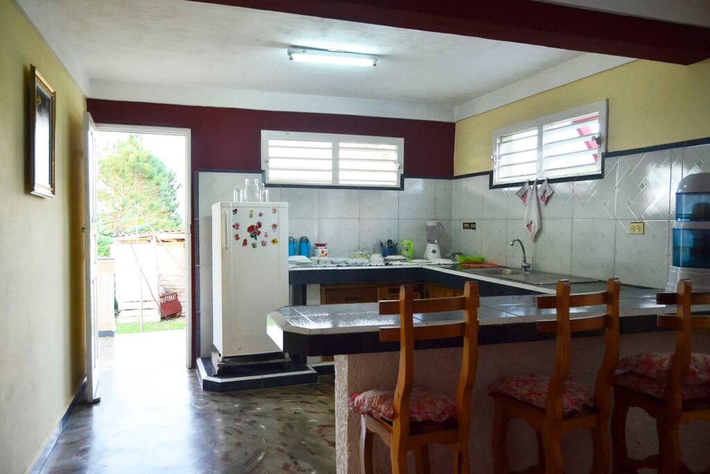 cocina bar con refrigerador incluido