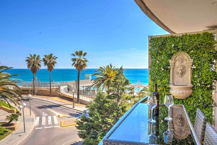 Centrally located beachfront apartment next to the Rambla.