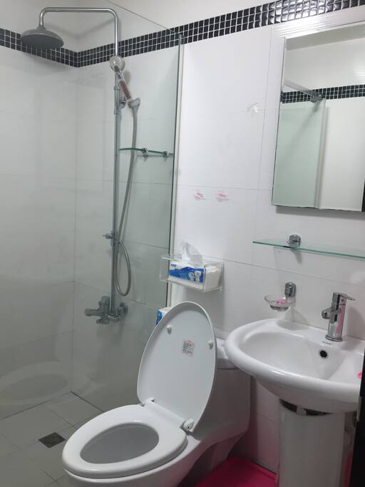 Share Room Toilet 房間外廁所