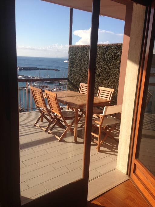 un terrazzo ampio dove mangiare in compagnia