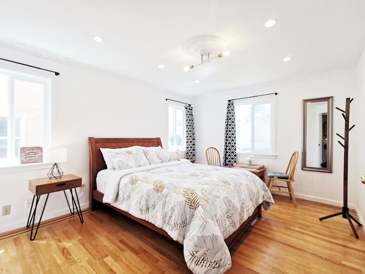 ห้องนอน 4 พร้อมเตียงควีนไซส์