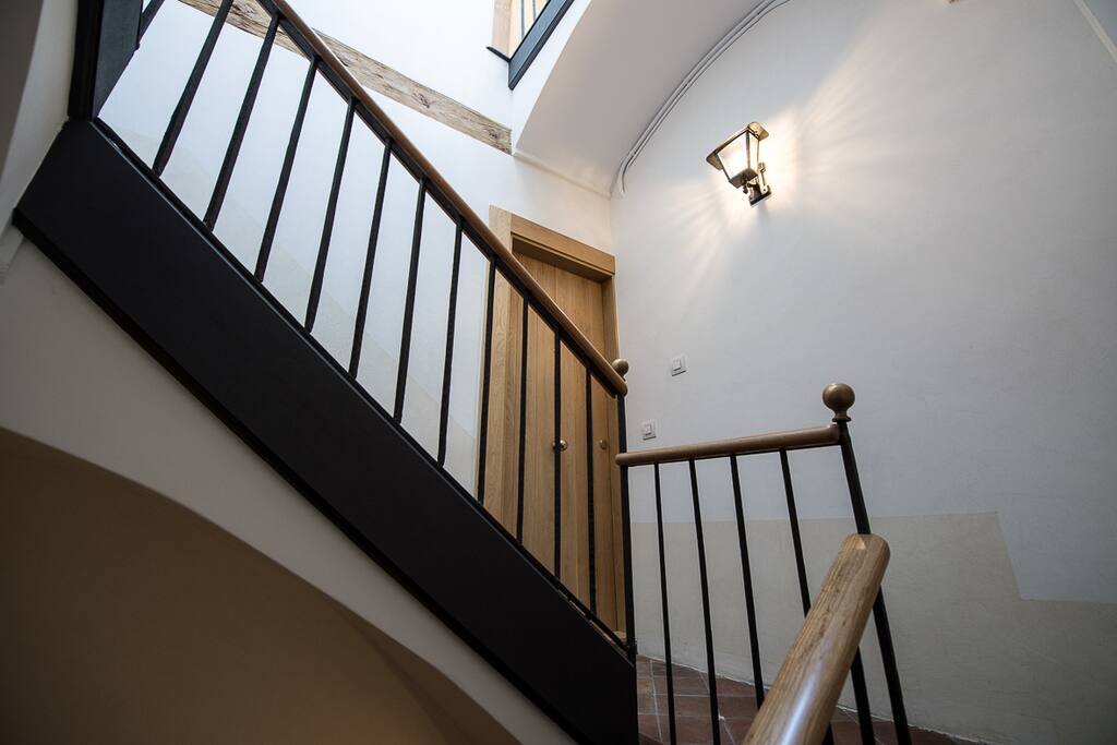 Puerta de la vivienda desde la escalera de acceso