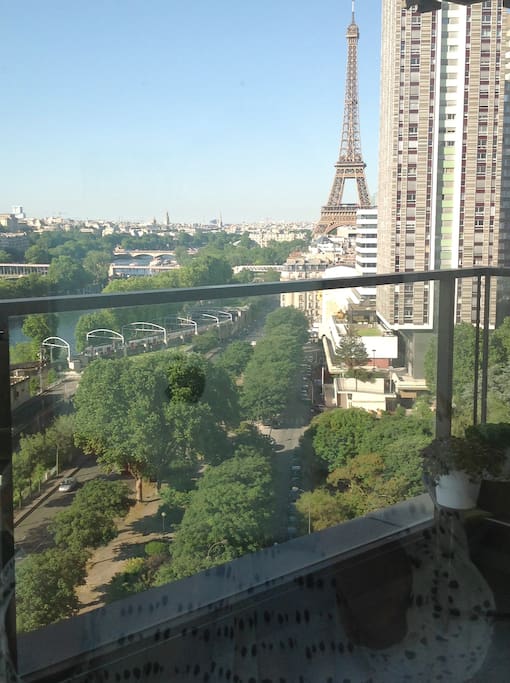 La Tour Eiffel et les berges de la Seine vues de la troisième terrasse