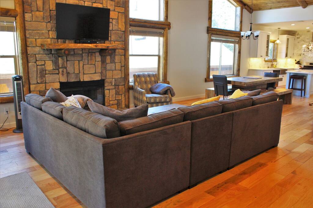 Living Room Gas Fireplace and Flat Screen TV/Cable