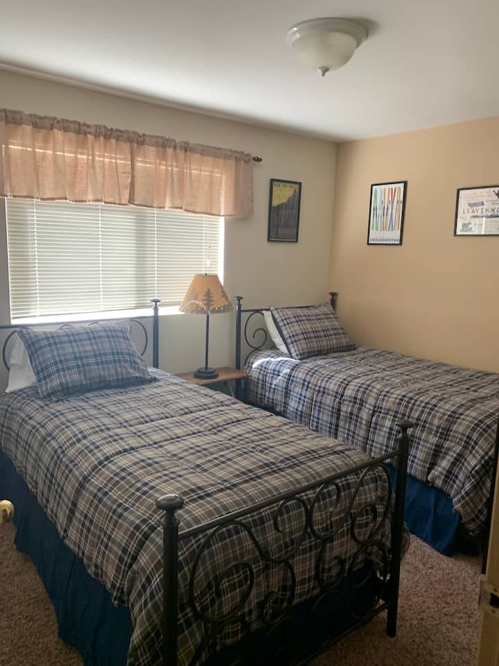 bilik tidur kedua dengan katil kembar
