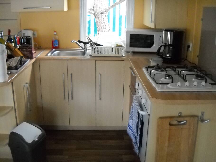 Cuisine équipée avec four, plaque cuisson, microonde, cafetière nespresso.