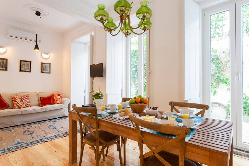 3 beautiful windows to the Patio!