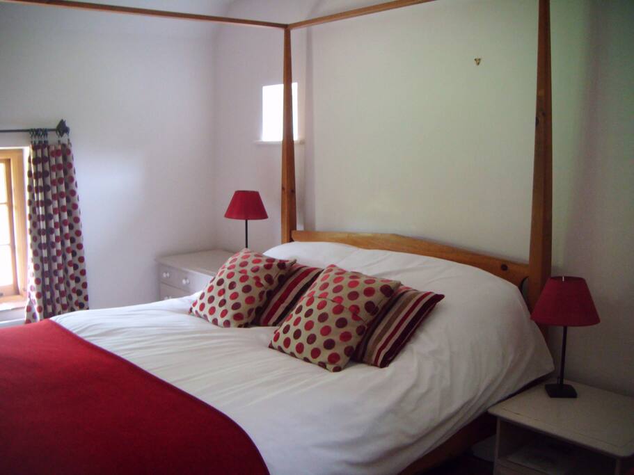 Four poster, king-size bed