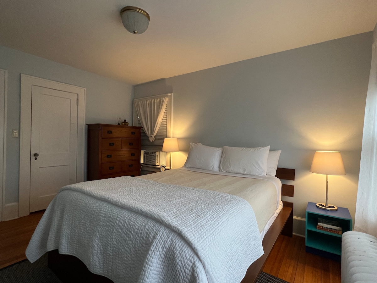 غرفة نوم 2 - الملكة مع خزانة وحقيبة الوقوف. 