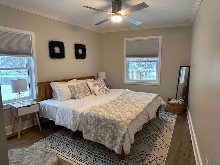 ¡Dormitorio principal tamaño king con armario y vistas al río!