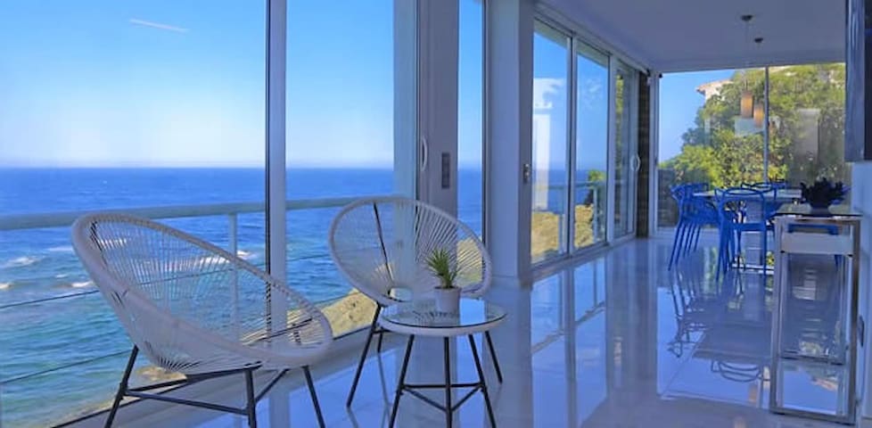 Max – Casa en primera línea de mar.