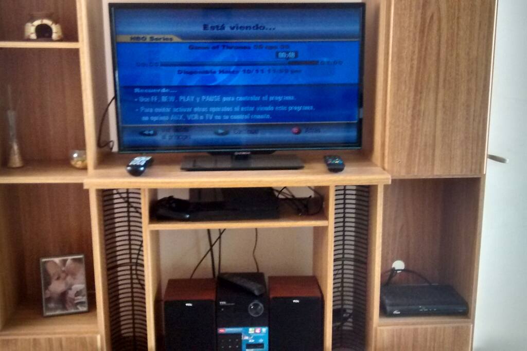Centro de entretenimiento con TV Smart Tv 32" - microocomponente con entrada bluetooth - Ps4