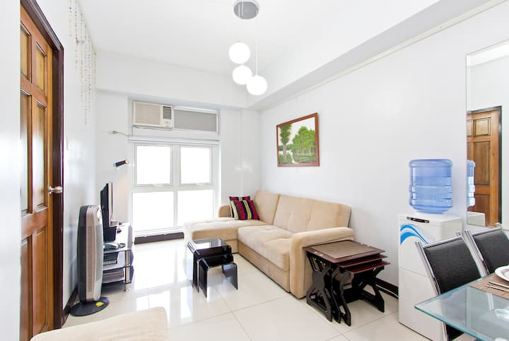 起居区：带遮光滚动百叶窗的窗户、1.5hp窗户式空调、L型沙发床、咖啡桌、带电离器的风扇、高清有线电视的LED电视