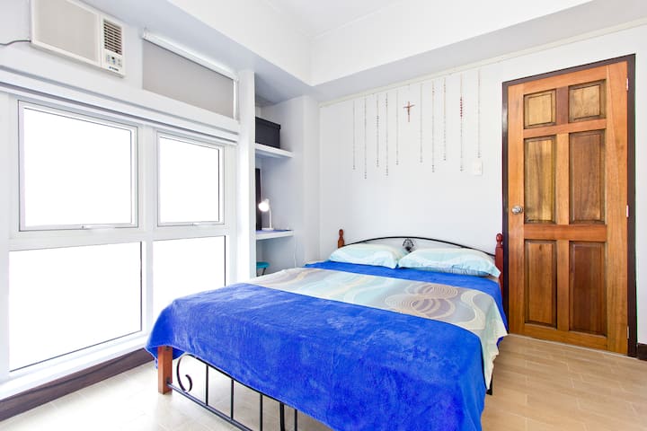 空调卧室：标准双人钢和木架，配备8英寸人体工程学床垫