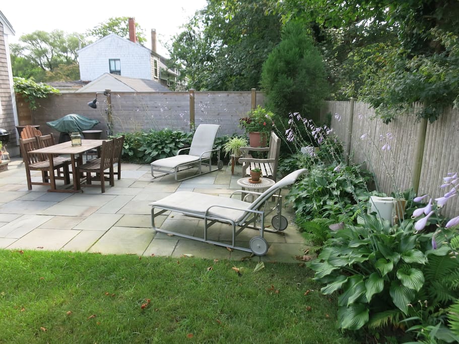 Plenty of outside seating with music