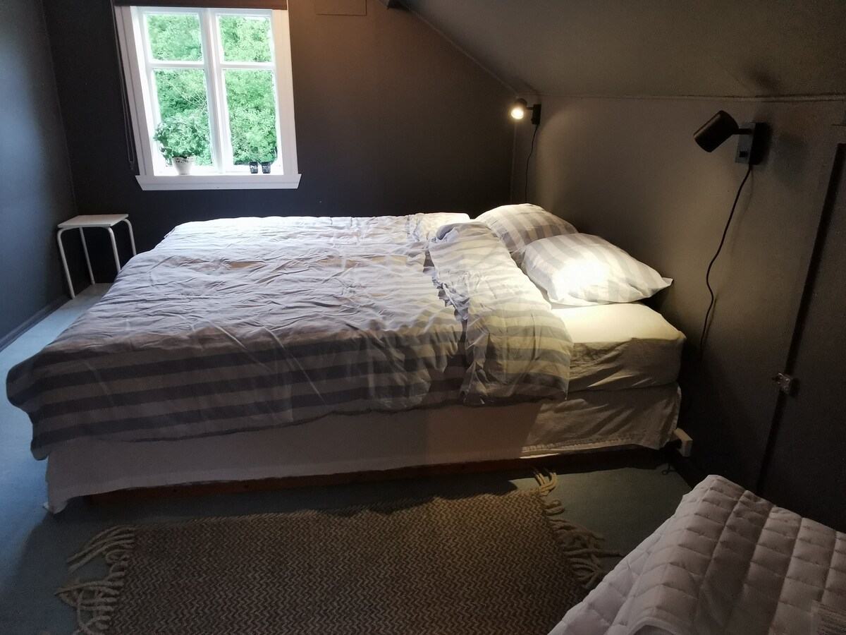 卧室2. 180厘米双人床。 卷帘，让它完全变暗