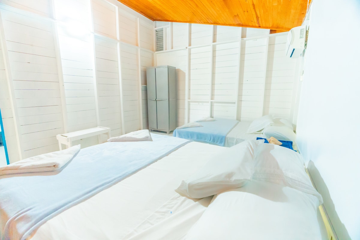 Ამ ოთახს აქვს საკუთარი სააბაზანო. კონდიციონერი.