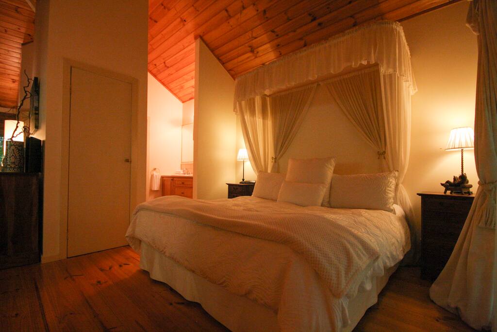 Luxury cottage with king sized canopy bed