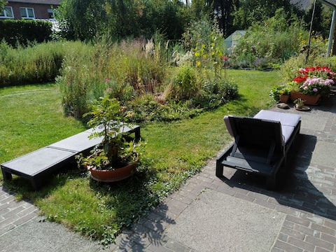 Ruhiges Zimmer mit Gartenblick