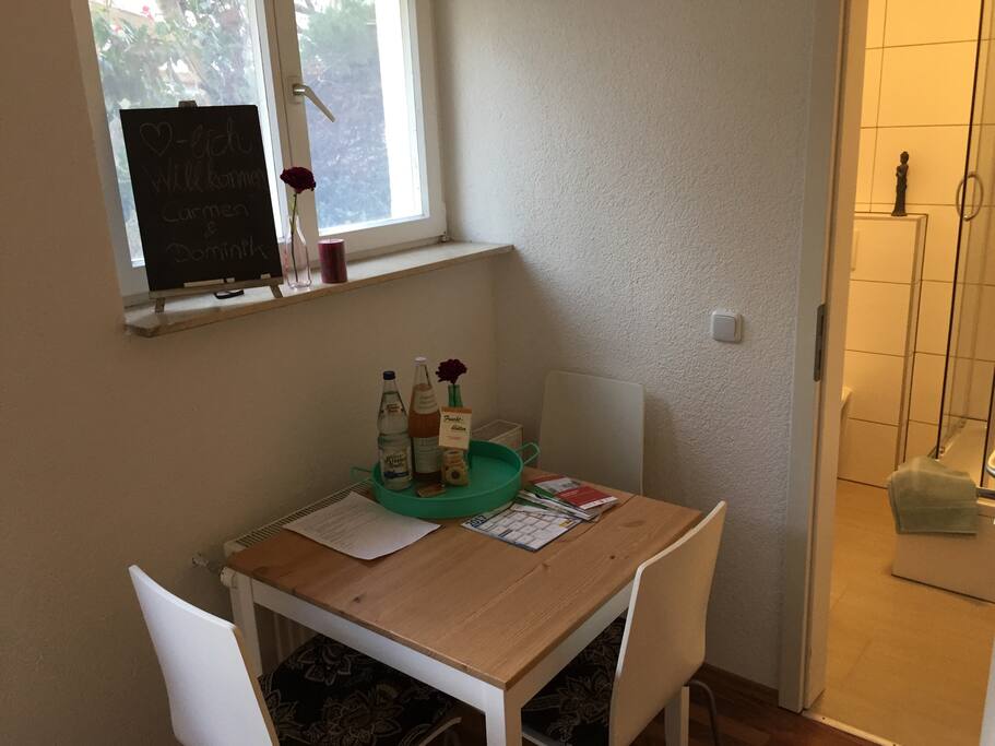 Sitzecke mit Tür zum Bad