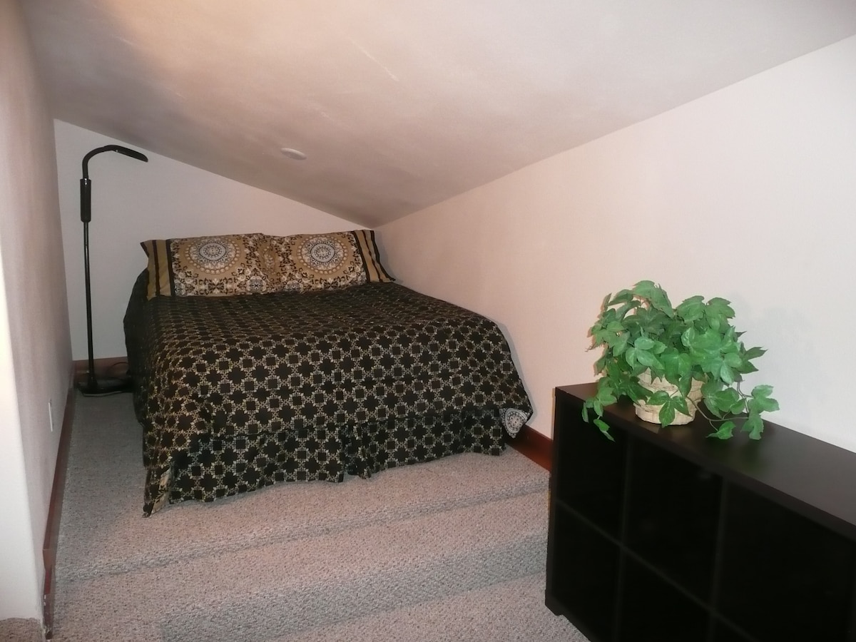 Bračni  krevet (160x200) u loftu. U potkrovlju se nalazi i kauč koji se pretvara u bračni krevet. Uz spavaću sobu u potkrovlju nalazi se uredski prostor s više predivnog pogleda.