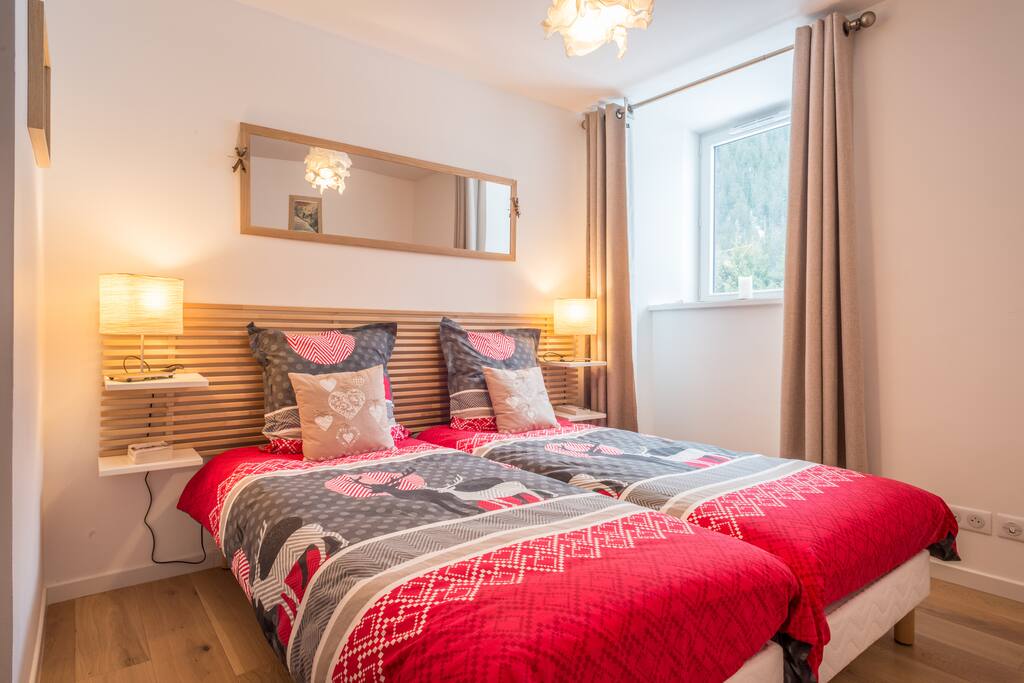 Chambre avec 2 lits séparés. Room with 2 single beds