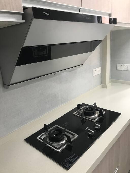全新灶具,如果想下厨做几个菜,小区离菜市场很近,提供全套炊具