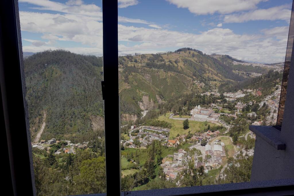 Ventana del dormitorio con vista a Guápulo