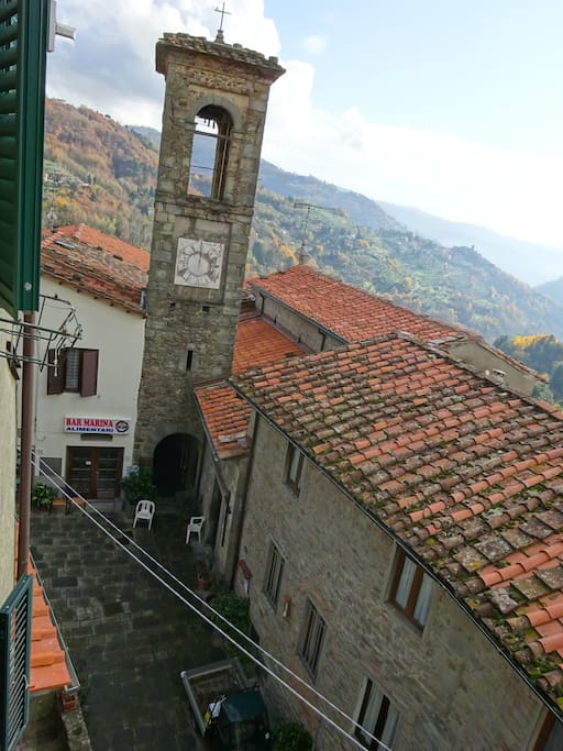 Il borgo di Castelvecchio, visto da una finestra