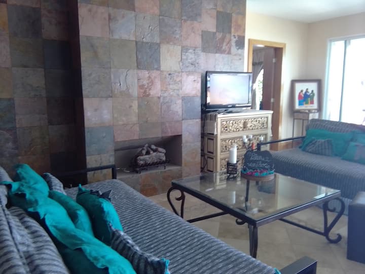 Има отворени простори, многу е пријатно и има камин.
Има друштвени игри за да поминете убаво попладне.