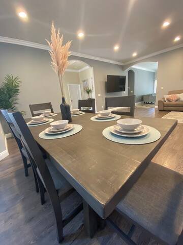 WOW! Stunning 3 Bedroom Modern Home In Lake Balboa gallery image 5