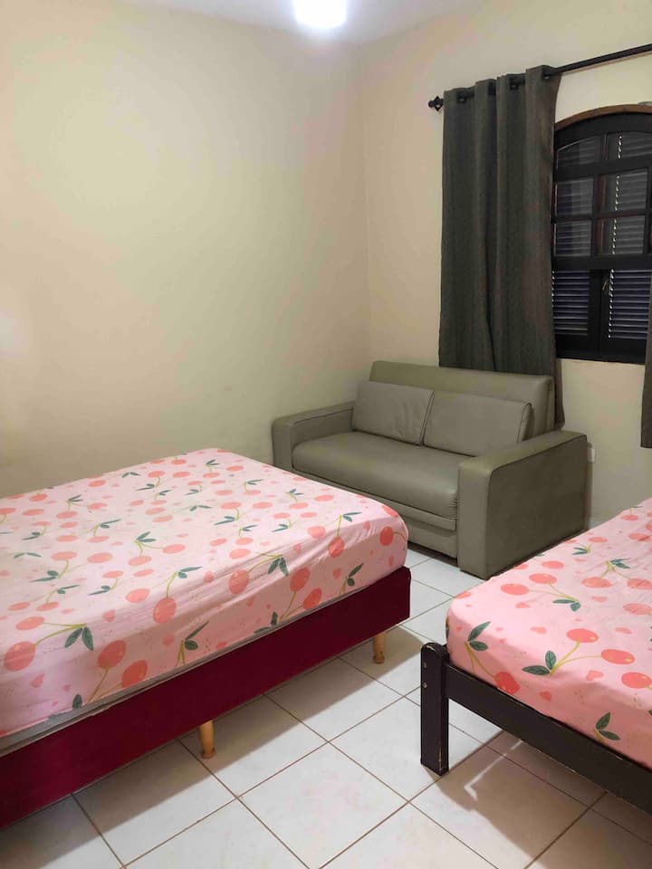 Dhoma e gjumit është një nga shtëpitë ndihmëse me një krevat dopio dhe një tek 