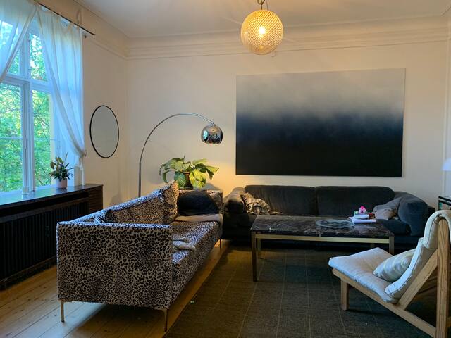 Unique central 220 sqm large house and garden gallery image 4