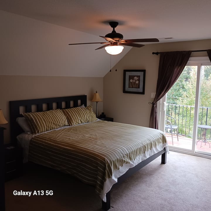 Tercer dormitorio con cama tamaño King con balcón privado con vistas al lago