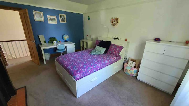 غرفة النوم الثانية: سرير مزدوج.