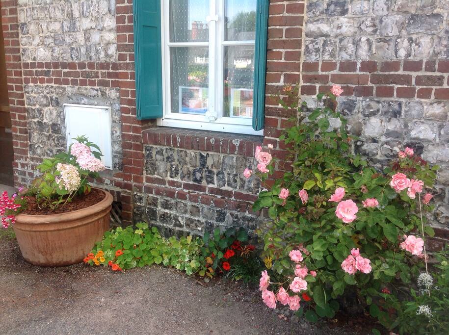 La maison est fleurie dès son entrée