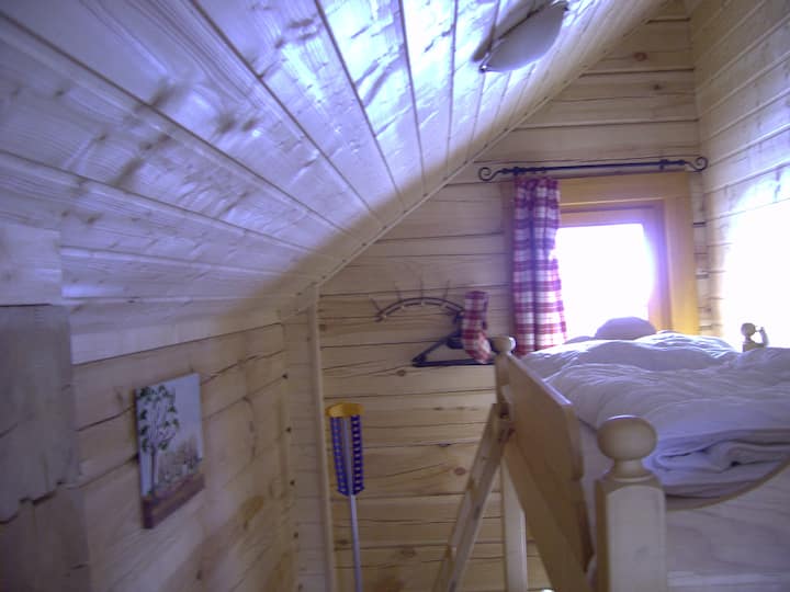 חדר ילדים עם מיטת קומותיים (2 מיטות) ומרפסת